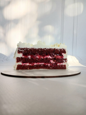 Торт Красный бархат с вишней или малиной, цена за кг.