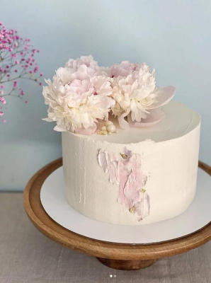 Свадебный торт с пионами, цена за кг.