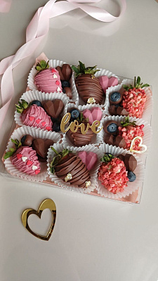 Десерт Клубника/голубика в шоколаде, коробка 9 шт.